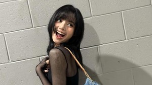 Tampil cantik dengan warna hitam dari atas sampai bawah, Lisa berpose ceria sambil memegang shoulder bag warna biru jeans dari merek Louis Vuitton. Kabarnya tas itu langsung sold out di beberapa negara! (Foto: dok. Instagram @lalalalisa_m)