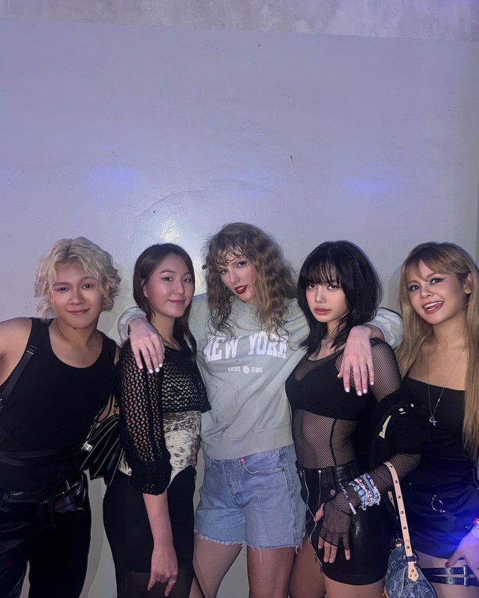 Lisa BLACKPINK datang menyaksikan The Eras Tour di Singapura.
