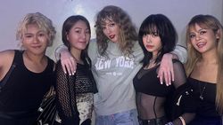 Lisa BLACKPINK Nonton The Eras Tour & Foto Bareng Taylor Swift di Singapura