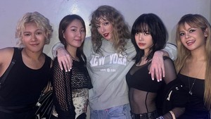 Di sini, personel di foto nambah banyak. Lisa dirangkul Taylor Swift bersama tiga orang lainnya termasuk Sorn eks CLC. (Foto: dok. Instagram @lalalalisa_m)