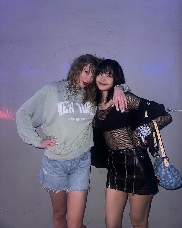 Lisa BLACKPINK datang menyaksikan The Eras Tour di Singapura.