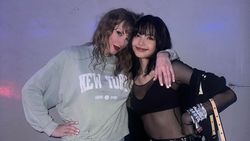 Lisa BLACKPINK Nonton The Eras Tour & Foto Bareng Taylor Swift di Singapura Lisa BLACKPINK Nonton The Eras Tour & Foto Bareng Taylor Swift di Singapura