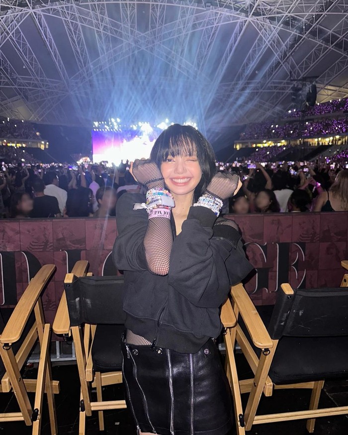Lisa BLACKPINK datang menyaksikan The Eras Tour di Singapura.
