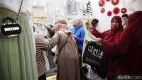 Salah satu toko tampak dipadati pengunjung yang mayoritas ibu-ibu.