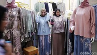 Di pusat perbelanjaan itu juga ada pedagang yang melakukan jualan secara online.