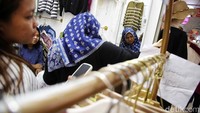 Harga kompetitif dan pilihan yang menarik membuat pusat perbelanjaan ini dipadati pengunjung menjelang Ramadan.