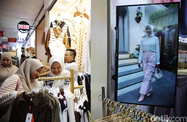 Sesuai dengan namanya, Little Bangkok menawarkan produk-produk impor dari Thailand yang sejauh ini kebanyakan adalah busana. Foto: Pradita Utama