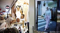 Little Bangkok terlihat cukup ramai berkat banyaknya pengunjung yang lalu lalang.