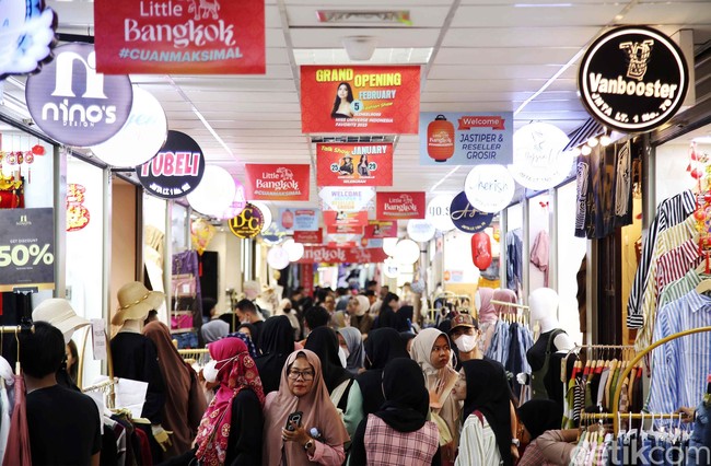 Saat disambangi Wolipop beberapa waktu lalu, Little Bangkok sudah ramai bahkan sebelum siang hari. Areanya yang hanya satu lantai tidak terlalu luas sehingga terasa cukup sesak ketika padat pengunjung.  Foto: Pradita Utama