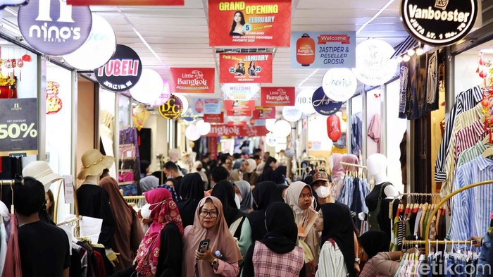 Little Bangkok Tanah Abang Ramai Jelang Ramadan Menjelang Ramadan, pusat perbelanjaan di Jakarta mulai ramai oleh pengunjung. Salah satunya adalah Little Bangkok di Tanah Abang, Selasa (5/3/2024).