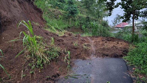Tanah longsor di Banjar Dinas Jatituhu, Desa Ban, Karangasem, Selasa (5/3/2024). (dok. BPBD Karangasem)