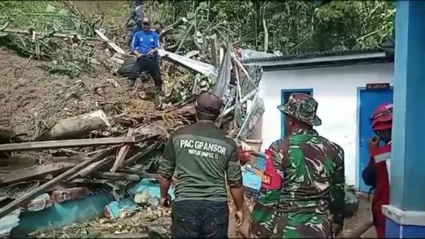Proses pembersihan material longsor yang menerpa Dusun Sirongge, Pemalang, Selasa (5/3/2024).