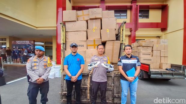 Lutfi Setiawan (33) dan Cep Iin (31) saat diamankan polisi di Mapolresta Bandung.