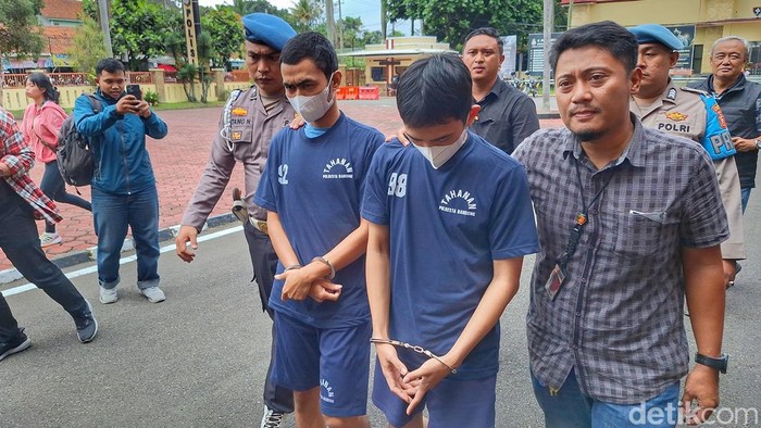 Lutfi Setiawan (33) dan Cep Iin (31) saat diamankan polisi di Mapolresta Bandung.