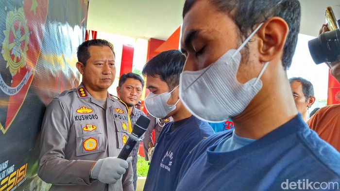 Lutfi Setiawan (kanan) dan Cep Iin (kedua dari kanan) saat memberikan keterangannya di Mapolresta Bandung.