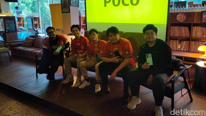 Poco menyampaikan, main bareng (Mabar) game online di luar ruangan dengan Poco M6 Pro tidak akan menjadi masalah. Itu berkat salah satu fitur menarik yang dimilikinya, yakni 120Hz Flow Amoled.