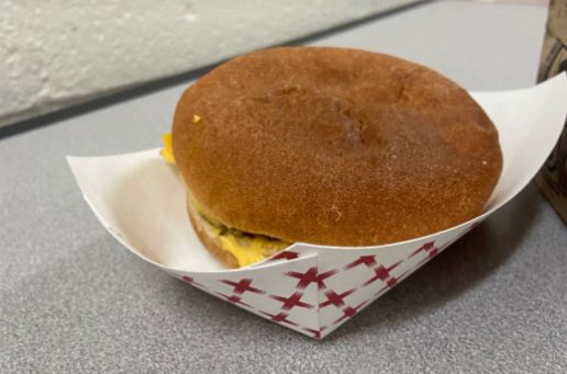 Para orang tua menggugat kantin sekolah ini karena menyajikan burger yang tidak layak untuk disantap