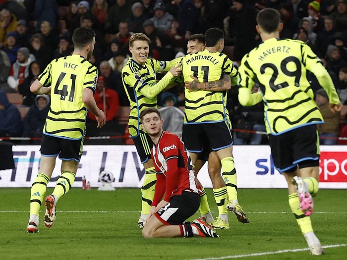 Soccer Football - Premier League - Sheffield United v Arsenal - Bramall Lane, Sheffield, Britain - March 4, 2024 Arsenal's Gabriel Martinelli celebrates scoring their third goal with teammates Action Images via Reuters/Jason Cairnduff NO USE WITH UNAUTHORIZED AUDIO, VIDEO, DATA, FIXTURE LISTS, CLUB/LEAGUE LOGOS OR 'LIVE' SERVICES. ONLINE IN-MATCH USE LIMITED TO 45 IMAGES, NO VIDEO EMULATION. NO USE IN BETTING, GAMES OR SINGLE CLUB/LEAGUE/PLAYER PUBLICATIONS.
