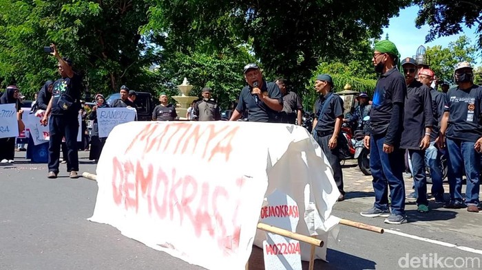 Massa aktivis Tulungagung membawa keranda saat berunjuk rasa mendukung hak angket