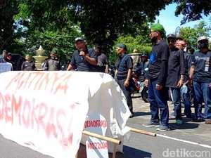 Unjuk Rasa Bawa Keranda Mayat, Aktivis Tulungagung Dukung Hak Angket Pemilu