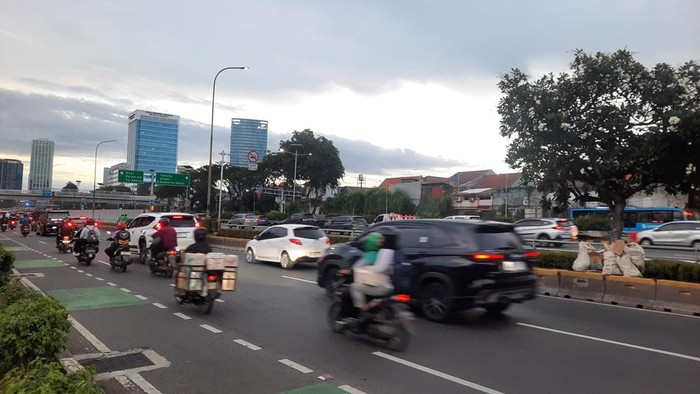 Massa demo di depan DPR membubarkan diri (Annisa/detikcom)