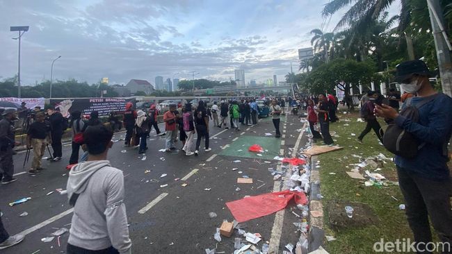 Massa demo di depan DPR membubarkan diri.