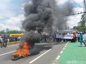 Massa Bakar Ban di Depan Gedung DPR, Minta Bertemu Anggota Dewan