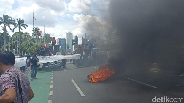 Massa yang demonstrasi di depan Gedung DPR/MPR melakukan aksi bakar-bakar. Massa meminta bertemu perwakilan DPR. (Annisa AR/detikcom)