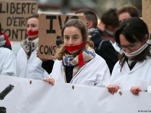 Mengapa Prancis Kukuhkan Hak Aborsi dalam Konstitusinya?