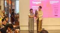 Ketua Umum Kongres Wanita Indonesia (Kowani) Giwo Rubianto Wiyogo (kanan) menerima cinderamata dari pendiri Hadiprana Gallery Puri Hadirana saat membuka Woman in art 2024 di Hadiprana Gallery, Kemang, Jakarta Selatan, Selasa (5/3/24).