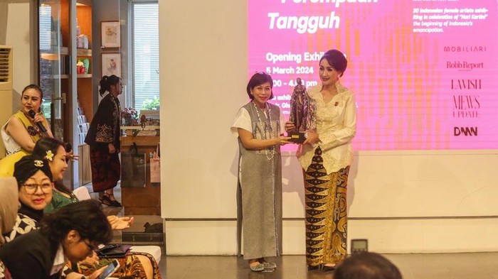 Pameran bertajuk “Perempuan Perempuan Tangguh” digelar di Jakarta. Pameran ini juga dalam rangka memperingati hari Kartini.