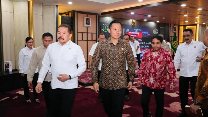 Menteri Agraria dan Tata Ruang/Kepala Badan Pertanahan Nasional (ATR/BPN) Agus Harimurti Yudhoyono alias AHY bertemu Jaksa Agung ST Burhanuddin di Kejaksaan Agung, Kebayoran Baru, Jakarta Selatan.