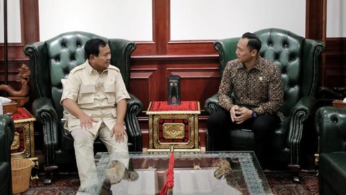 Menteri ATR Agus Harimurti Yudhoyono bertemu dengan Menhan Prabowo Subianto.