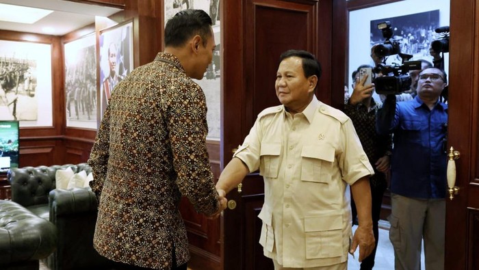 Menteri ATR Agus Harimurti Yudhoyono bertemu dengan Menhan Prabowo Subianto.