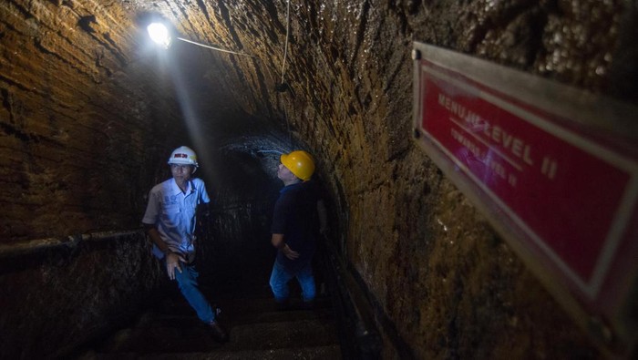 Pemandu wisata menunjukan lubang yang baru akan dibuka, di lubang tambang Mbah Suro level II, Kota Sawahlunto, Sumatera Barat, (4/2/2024). Lubang tambah batubara yang menjadi objek wisata itu kini bisa diakses mulai level I hingga ke level II yang baru dibuka sepanjang 60 meter dan ada lubang lainnya yang dibuka secara bertahap. ANTARA FOTO/Iggoy el Fitra/Spt.