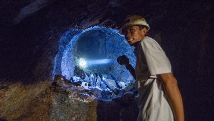 Menyusuri Wisata Lubang Tambang di Sawahlunto Pemandu wisata menunjukan lubang yang baru akan dibuka, di lubang tambang Mbah Suro level II, Kota Sawahlunto, Sumatera Barat, (4/2/2024). Lubang tambah batubara yang menjadi objek wisata itu kini bisa diakses mulai level I hingga ke level II yang baru dibuka sepanjang 60 meter dan ada lubang lainnya yang dibuka secara bertahap. ANTARA FOTO/Iggoy el Fitra/Spt.