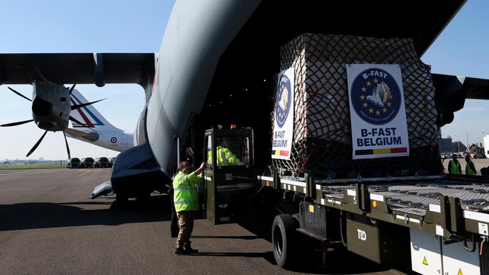 Militer Belgia Kirim Bantuan Kemanusiaan ke Gaza Humanitarian aid, destined for an airdrop over Gaza, is loaded aboard a Belgian Air Force Airbus A400M Atlas, at Belgian military airport in Melsbroek, Belgium March 4, 2024. REUTERS/Yves Herman