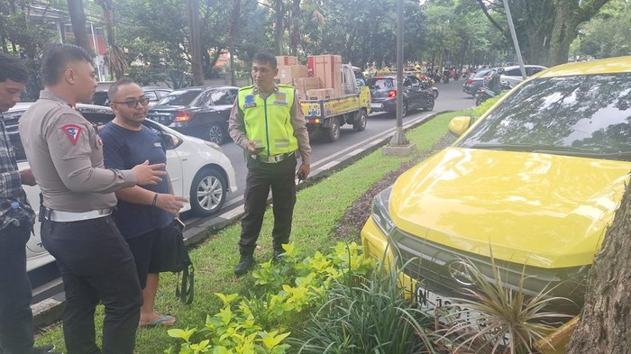 Mobil masuk taman di Malang