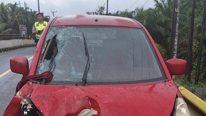 Mobil yang tabrak pengendara sepeda motor dan seorang penumpangnya di Simpang Teritip, Kabupaten Bangka Barat