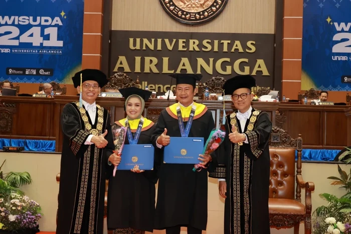 Momen Bupati Lamongan wisuda S2 bareng istri di Unair