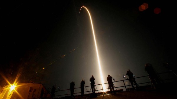 Momen Falcon 9 SpaceX Meluncur ke Antariksa Bawa Astronaut