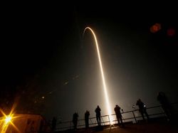 Momen Falcon 9 SpaceX Meluncur ke Antariksa Bawa Astronaut