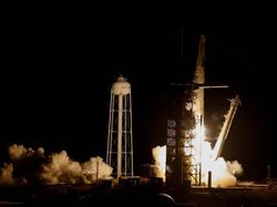 Momen Falcon 9 SpaceX Meluncur ke Antariksa Bawa Astronaut
