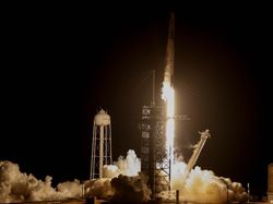 Momen Falcon 9 SpaceX Meluncur ke Antariksa Bawa Astronaut