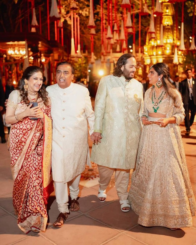 Crazy Rich India, Mukesh Ambani dan istrinya Nita Ambani menjadi tuan rumah pesta pranikah yang diselenggarakan selama tiga hari menjelang pernikahan putranya, Anant Ambani. Pria itu akan menikah dengan kekasihnya, Radhika Merchant pada 12 Juli 2024 mendatang. Foto: Instagram
