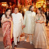 Crazy Rich India, Mukesh Ambani dan istrinya Nita Ambani menjadi tuan rumah pesta pranikah yang diselenggarakan selama tiga hari menjelang pernikahan putranya, Anant Ambani. Pria itu akan menikah dengan kekasihnya, Radhika Merchant pada 12 Juli 2024 mendatang. Foto: Instagram