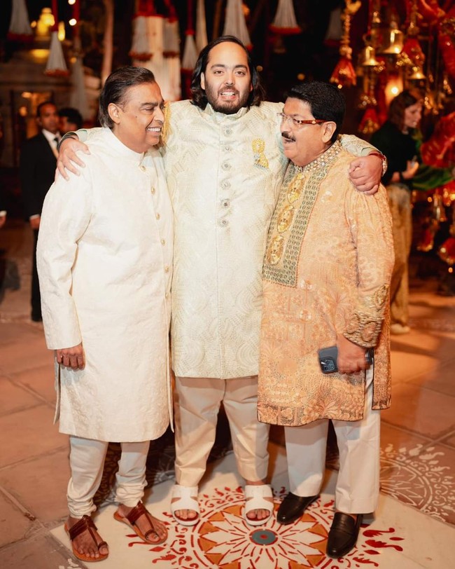 Dikenal karena kecintaannya terhadap hewan, Anant Ambani menyempurnakan gayanya dengan bros singa yang berkilau. Acara mewah tersebut tentu saja menghabiskan dana yang fantastis. Disebut-sebut menelan biaya hingga Rp 2,3 triliun. Foto: Instagram