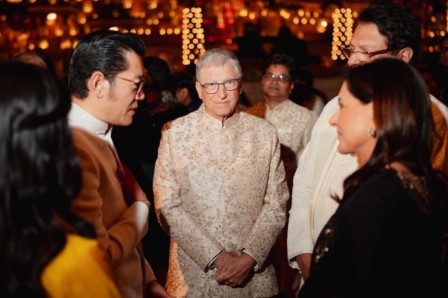Mukesh Ambani mengundang ribuan tamu VIP untuk menghadiri pesta perayaan pranikah putranya termasuk Pendiri Microsoft Bill Gates yang mengikuti rangkaian acara di Jamnagar, India selama tiga hari berturut-turut. Saat upacara Hastakshar, Bill Gates turut mengenakan baju India seperti tamu undangan lainnya. Foto: Instagram