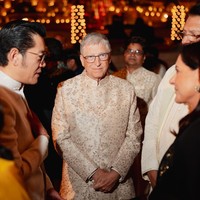 Mukesh Ambani mengundang ribuan tamu VIP untuk menghadiri pesta perayaan pranikah putranya termasuk Pendiri Microsoft Bill Gates yang mengikuti rangkaian acara di Jamnagar, India selama tiga hari berturut-turut. Saat upacara Hastakshar, Bill Gates turut mengenakan baju India seperti tamu undangan lainnya. Foto: Instagram