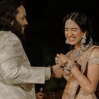 Perayaan pranikah putra crazy rich India, Anant Ambani diselenggarakan selama tiga hari berturut-turut mulai tanggal 1-3 Maret 2024. Setelah menyita perhatian publik dengan penampilan spesial Rihanna, mereka menggelar upacara Hastakshar, untuk menyambut si calon menantu Radhika Merchant ke dalam keluarga Ambani. Foto: Instagram